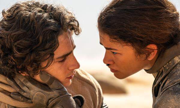 Ab 1. März im Kino: In „Dune: Part Two“ kommen sich zwei gehypte Jungstars nahe – Timothée Chalamet als Adelsspross und Zendaya als Kriegerin.  
