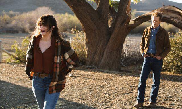 Chris (Kathryn Hahn) und das Objekt ihrer Begierde: Dick (Kevin Bacon).