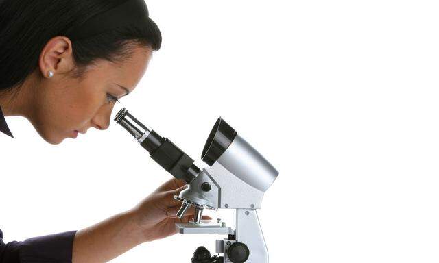 Junge Frau mit Mikroskop