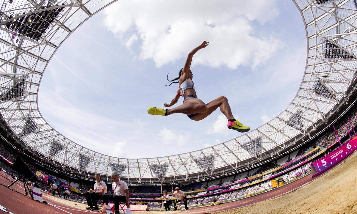 Die Britin Katarina Johnson-Thompson segelt im Rahmen des Siebenkampfs bei der Leichtathletik-WM durch das Londoner Olympiastadion.