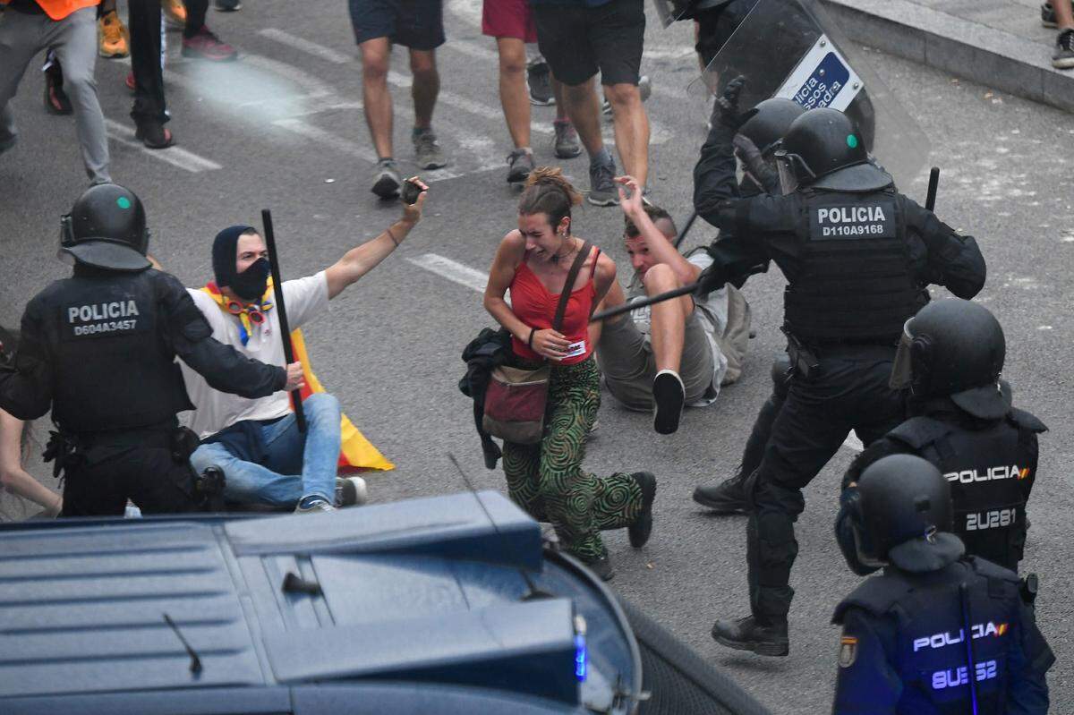 Bei Protesten gegen die Verurteilung von Anführern der katalanischen Unabhängigkeitsbewegung ist die Polizei am Montagabend gegen Demonstranten am Flughafen von Barcelona vorgegangen.