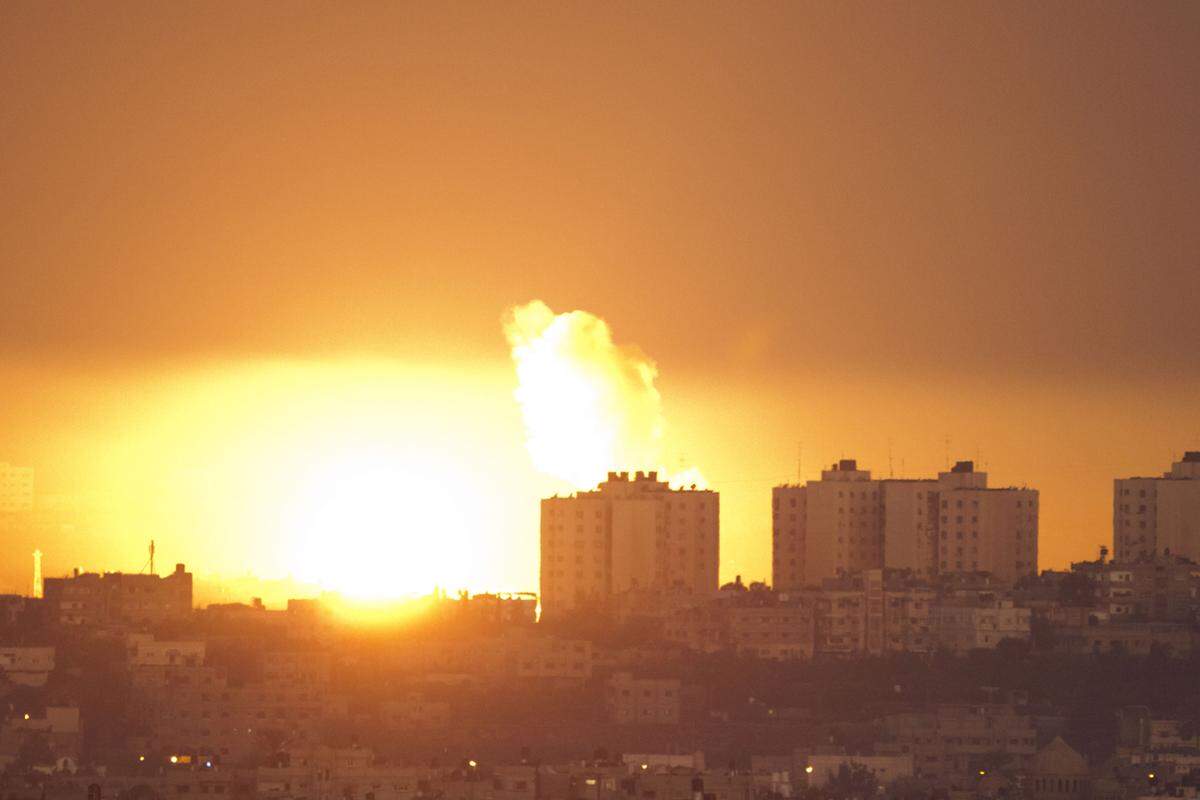 Der Konflikt eskaliert ein weiteres Mal: Israels Armee fliegt nach dem Beschuss einer Patrouille durch radikale Islamisten mehrere Luftangriffe und tötet unter anderem Hamas-Militärchef Ahmed al-Jabari. Die Hamas feuert Raketen auf Israel ab.