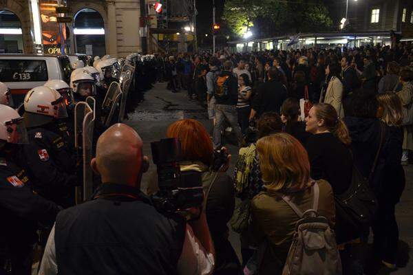 ...so standen die Demonstranten gegen 21 Uhr lediglich einem Großaufgebot an Polizisten, Pressefotografen und Schaulustigen gegenüber. Vereinzelt bildeten sich Tumulte, die Proteste verliefen aber weitgehend ohne Zwischenfälle.