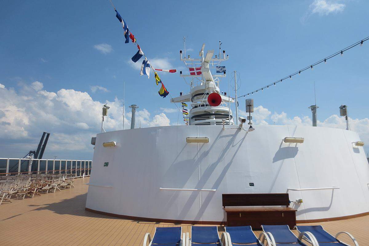 So sieht es auf dem Oberdeck der 12-stöckigen Eurodam aus. Geht man weiter nach vorne, findet man ein überdachtes und ein freies Swimmingpool und einige Whirlpools. Die Sonne brennt heute auf das Baltische Meer, als wäre es die Karibik. Die Stationen der Reise: Tallinn – Petersburg – Helsinki – Stockholm – Rostock – Kiel – Kopenhagen.