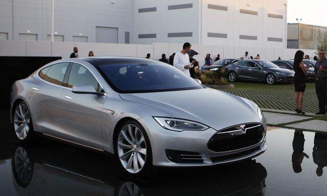People arrive to hear Tesla Motors Inc CEO Musk demonstrate Tesla's new battery swapping program in Hawthorne