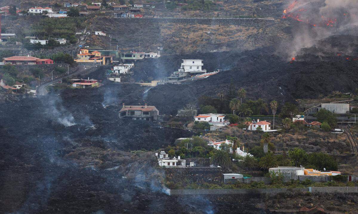 Die Vulkaninsel war am Dienstag zum Katastrophengebiet erklärt worden. Bisher wurden fast 600 Gebäude von der glühend heißen Masse zerstört.