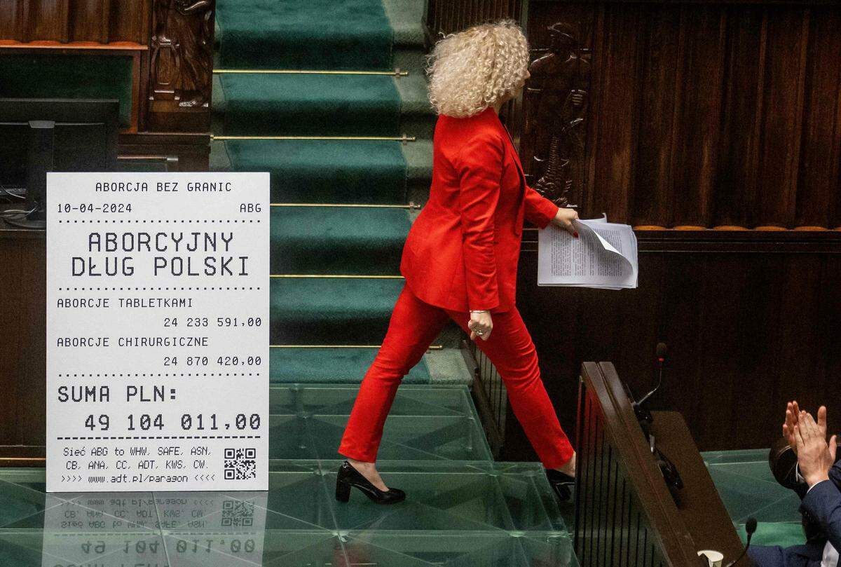 11. April. Die polnische Ministerin für Gleichberechtigung, Katarzyna Kotula, geht an einer Attrape einer Rechnung vorbei, die zeigen soll, wie viel Geld die polnische Region NGO schuldet, die Frauen Abtreibungen organsierten. Polen hat eines der schärfsten Abtreibungsgesetze in Europa.