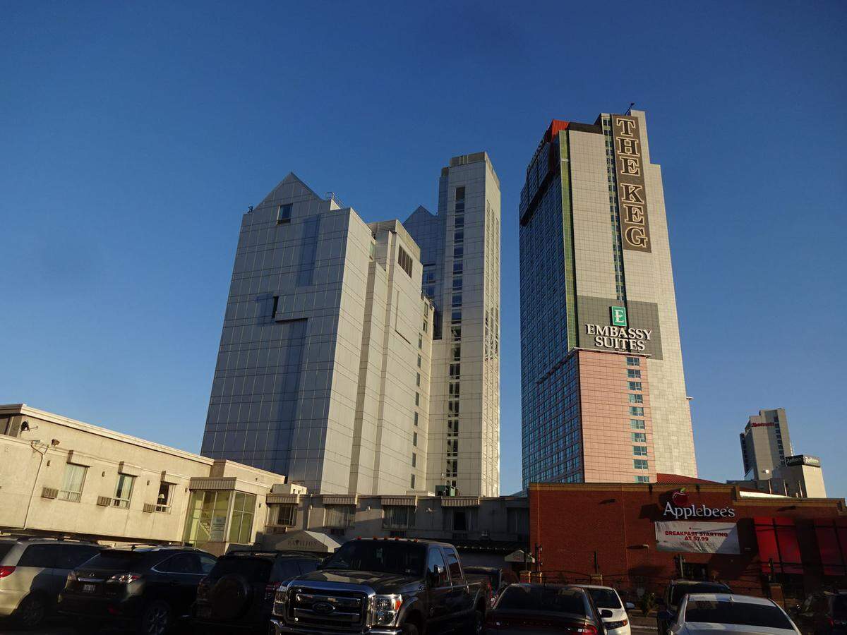 Ein paar Hotels schießen in die Höhe in der Stadt Niagara Falls (82.000 Einwohner), Ontario, Kanada. Hier sieht man ihre Rückseiten (günstigere Zimmer). Nach vorne blicken die Gäste zu den Fällen.