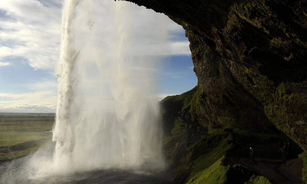 Islands Naturwunder stellvertretend auf einen Wasserfall herunterzubrechen ist natürlich nicht einfach, deshalb muss man, wenn man dort ist auch Seljalandsfoss' große Geschwister besuchen: Gullfoss (das "goldene" Fotomotiv, 32 Meter tief, drei Stunden von Reykjavik entfernt), Dettifoss (der populärste Wasserfall, 44 Meter tief und vom Sand des Jökulsá á Fjöllum grau gefärbt) und Skógafoss (60 Meter tief, inklusive Liegewiese und Treppchen zum Erklimmen). 