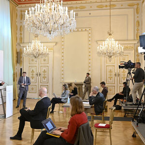 Innenminister Karl Nehammer (ÖVP, l.) und Gesundheitsminister Rudolf Anschober (Grüne) informieren am 27. März über die neuesten Entwicklungen – noch vor Einführung der Maskenpflicht.