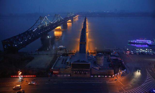 Archivbild der der Brücke über den Yalu, zwischen Sinuiju in Nordkorea und Dandong in China. 