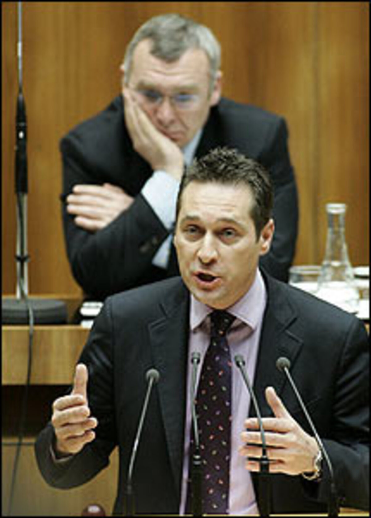 Die Bild-Affäre um Heinz-Christian Strache sorgte auch einen Tag nach dessen "Demokratie-Erklärung" im Nationalrat für aufgebrachte Wortmeldungen. Grünen-Chef Van der Bellen sah in Straches Erlärung einen "schäbigen Versuch, sich als Opfer zu stilisieren". Gusenbauer war mit seiner Kritik zurückhaltender.