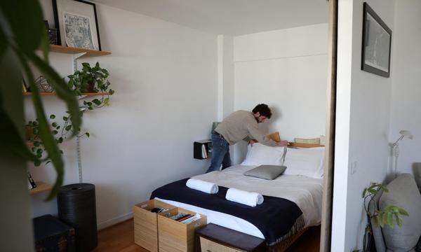 Ein Airbnb-Host bereitet ein Apartment für die Gäste vor. (Symbolbild)