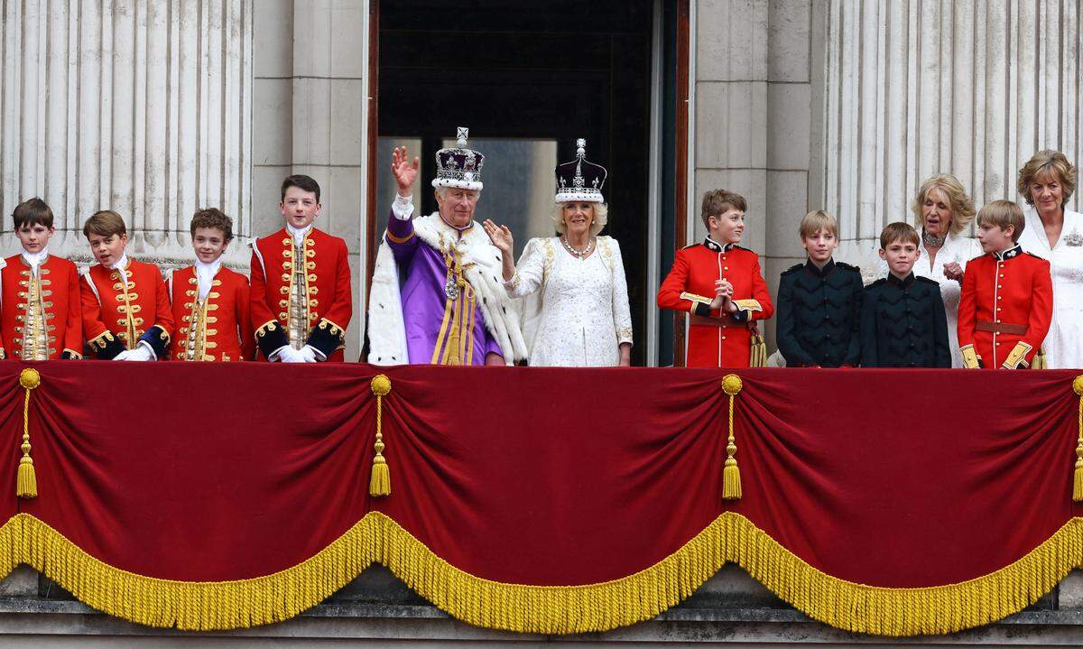 Der frisch gekrönte König Charles III. hat sich mit seiner ebenfalls gekrönten Frau Camilla und seiner Familie zum Abschluss des öffentlichen Tagesprogramms noch auf dem Balkon des Buckingham-Palastes gezeigt ...