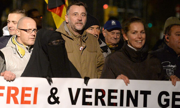 Pegida-Chef Lutz Bachmann (Mitte)