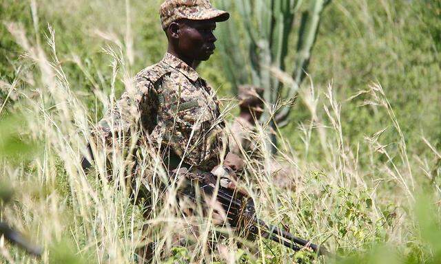 Archivbild eines kongolesischen Soldaten. Immer wieder kommt es zu Gewalttaten in der Grenzregion zu Uganda.
