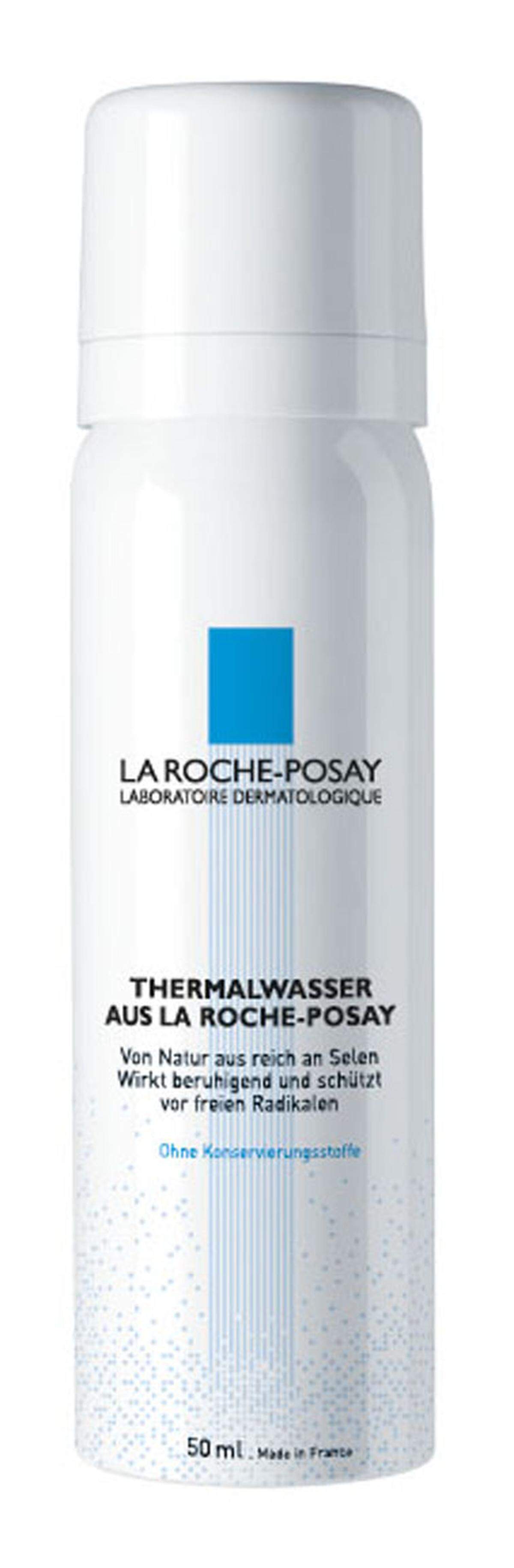 Immer in der Tasche haben sollte man bei hohen Temperaturen erfrischende Thermalwassersprays, etwa von La Roche-Posay. Besondere Abkühlung bietet er, wenn man ihn im Kühlschrank aufbewahrt. In der Apotheke ab 2,50 Euro erhältlich.