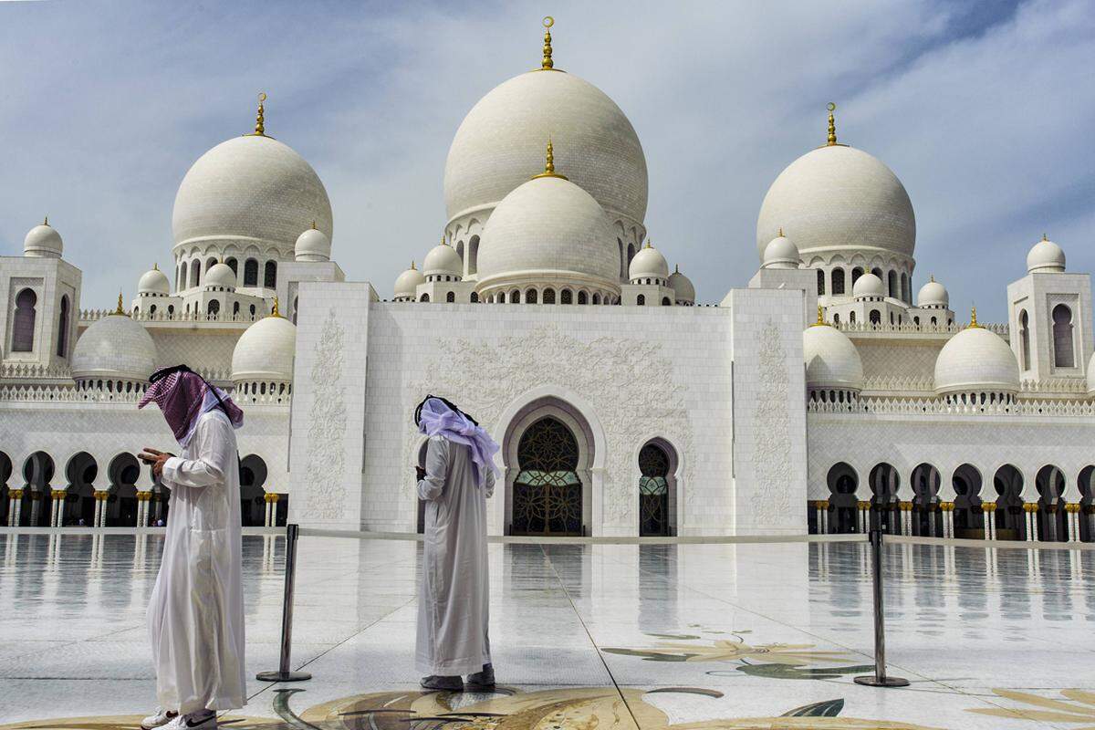 Die größte Moschee der Arabischen Emirate befindet sich auf einem 56 Hektar großen Grundstück. Das 224 mal 174 Meter große Sakralgebäude bietet 40.000 Gläubigen Platz. Mit einem Durchmesser von 32,2 Metern gilt die Hauptkuppel als größte Moscheekuppel der Welt.