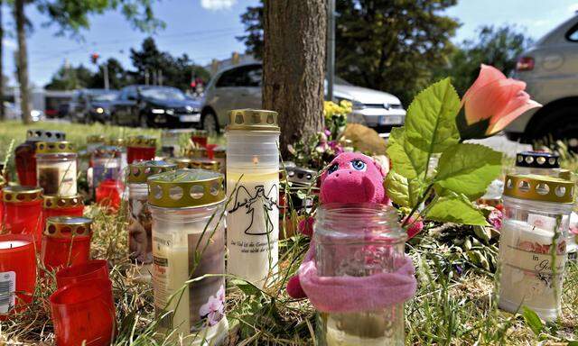 Kerzen und Blumen an dem Ort, an dem die Leiche der 13-Jährigen gefunden wurde. Die Vergewaltigung mit Todesfolge erschütterte im Sommer Wien.