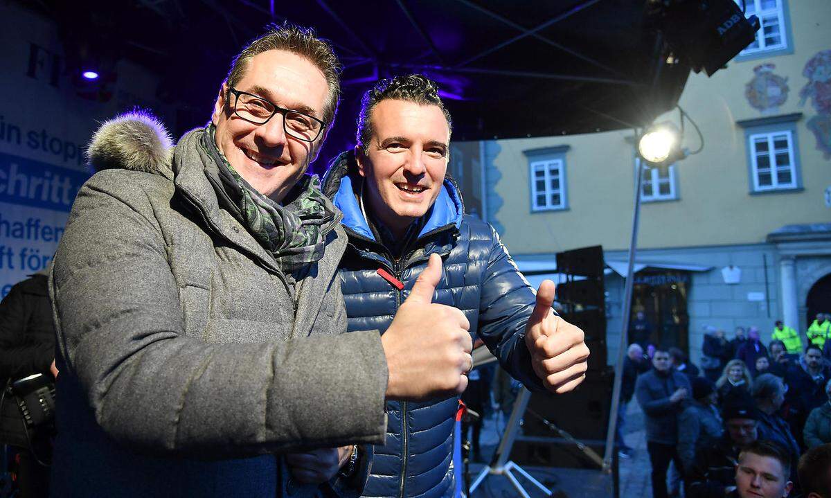 FPÖ-Chef und Vizekanzler Heinz-Christian Strache wirbt bereits für eine Regierungsbeteiligung seiner Partei in Kärnten. Das Ergebnis "sei ein klares Zeichen, dieses Land mitzuregieren". Die FPÖ-Kärnten freue sich auf Gespräche auf Augenhöhe zum Wohle Kärntens und seiner Bürger, so Strache. "Erfreut" zeigte er sich außerdem über das Ausscheiden der Grünen aus dem Landtag: "Deutlich ist zu erkennen, dass die Grünen mit ihrer Zwangs- und Verbotspolitik in Österreich abgewählt wurden und werden."