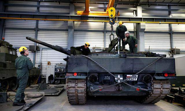 Training im Umgang mit einem Leopard 2 in Swietoszow, Polen.