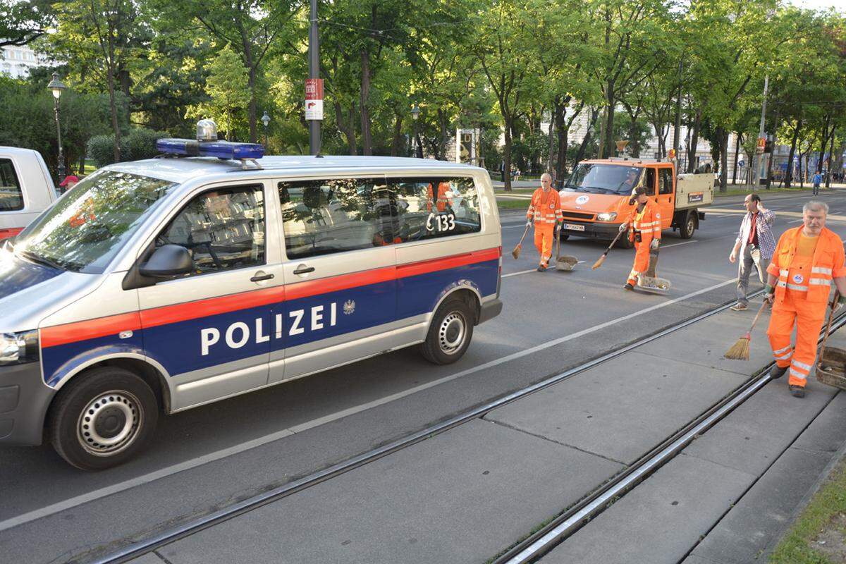 Hinter dem Demonstrationszug vom Schottentor zum Heldenplatz sorgen die Polizei und Reinigungskräfte für Ordnung.