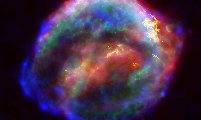 Diese Supernova sah Kepler 1604, er sah sie als hellen Stern. In das Foto von 2004 wurden Wellenlängen eingearbeitet, die für uns unsichtbar sind. 