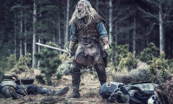 Verteidigungsfähig trotz unvorschriftsmäßiger Haarpracht: Ein Krieger in „Northmen . A Viking Saga“ von 2014.