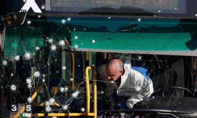 Bei Explosionen an zwei Bushaltestellen in Jerusalem ist ein Mensch getötet worden, mehrere wurden verletzt. 