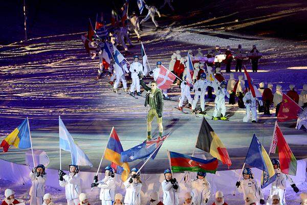 Nicht fehlen durfte auch Andreas Gabalier, der "Go for Gold", die offizielle Hymne der Weltmeisterschaft in Schladming inmitten der Fahnen der teilnehmenden Länder sang. Zwischenfazit: Schöne Symbolik, aber wieder Playback.