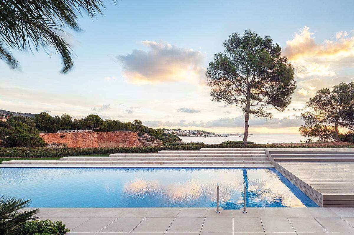 Als luxuriöser Zweitwohnsitz mit Platz für eine Großfamilie ist das "House at the Harbor" auf Mallorca gedacht. Mit naturbelassenen Farben und einer unpretentiöse Einrichtung wollte das Architekturstudio Keggenhoff/Partner den Naturschönheiten den Vortritt geben.