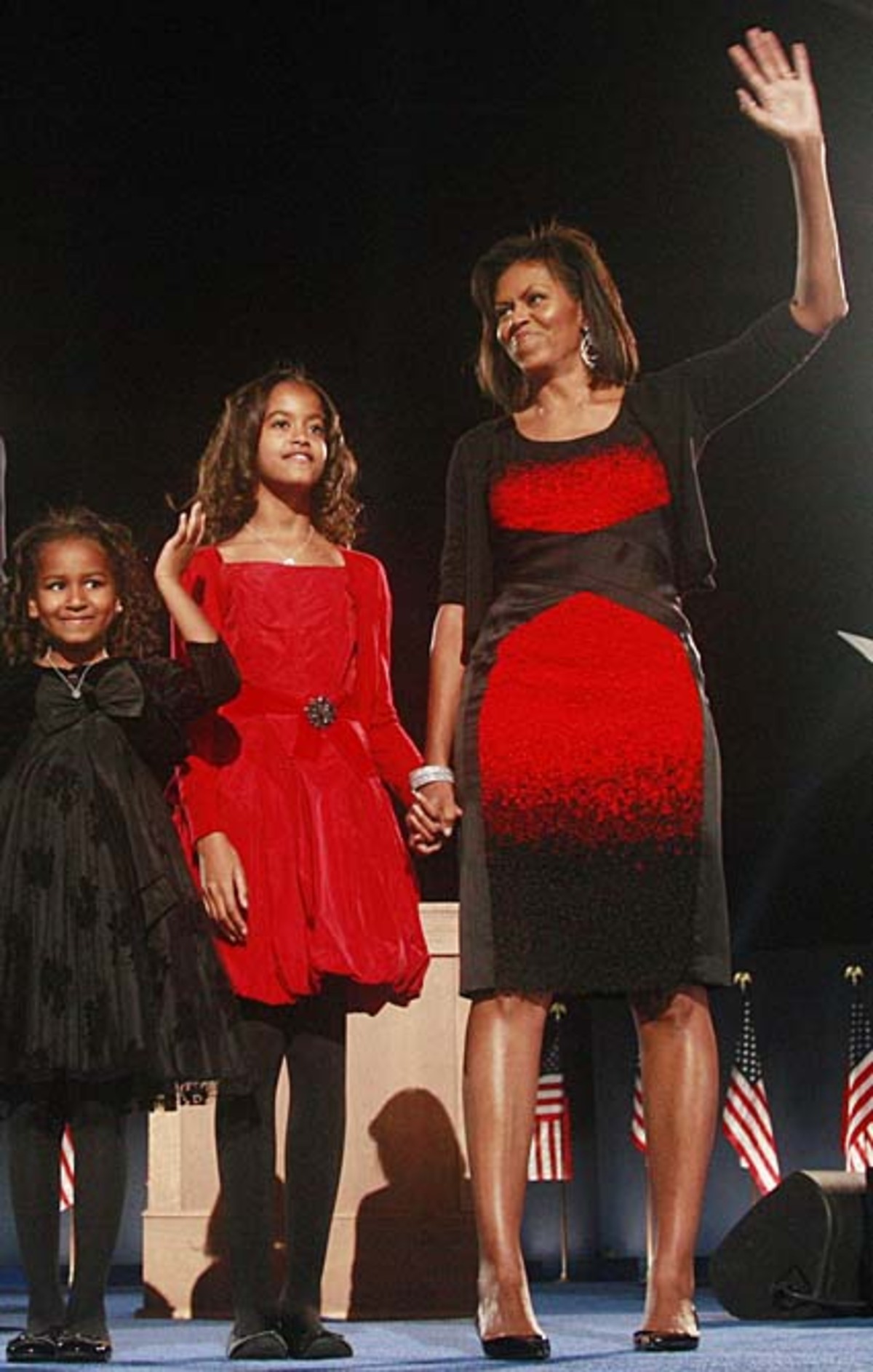 Am Wahlabend trat Michelle Obama in einem eher schlichten rot-schwarzen Kleid des amerikanischen Designers Narciso Rodriguez vor die Öffentlichkeit.