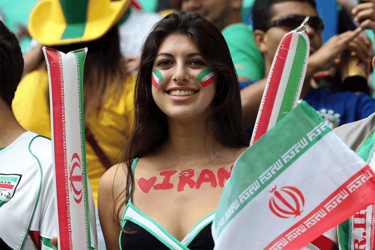 Trotz des schlechten Abschneidens ihrer Fußballer hatten die iranischen Fans bei der WM etwas zu feiern: ein Stück Freiheit. "Die iranische Mannschaft verabschiedete sich aus dem Turnier. Aber für den, der die strengen Regeln eines theokratischen Staates bekämpft, war das Spiel ein Sieg", schrieb "O Globo" und zeigte ein Foto von unverschleierten jungen Iranerinnen, die in roten Hot Pants und weißen Trikots ihre Elf anfeuerten. Zwar handle es sich bei der Mehrzahl der Fans um Exiliraner aus Europa und den USA, merkte die Zeitung an. Aber nicht wenige seien auch aus dem Iran angereist. Und tranken Bier. "Hier ist es erlaubt, hier trinken wir", sagte ein 28-jähriger Unternehmer aus Teheran.