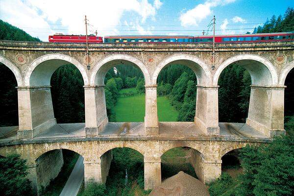 "Die Semmeringbahn zeigt eine ausgezeichnete technologische Lösung für die Hauptproblematik früher Schienenwege und ließ eine neue Form der Kulturlandschaft entstehen", hieß es von Seiten der Unesco. Der Bahnabschnitt wurde 1998 zur Welterbe-Stätte.