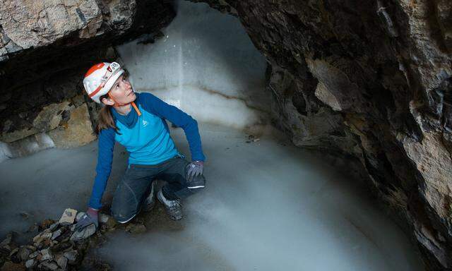 Auf einer dreiwöchigen Expedition in den Norden Grönlands wurden zahlreiche Proben des Minerals Kalzit aus Höhlen entnommen – sie enthalten wertvolle Informationen über das Klima der Vergangenheit.