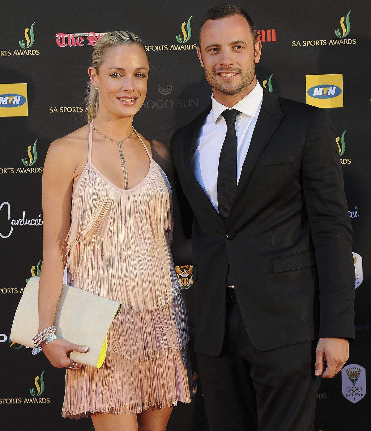 Die sportlichen Erfolge sind seit der Nacht auf den 14. Februar 2013 in den Hintergrund gerückt. In dieser Nacht schießt Pistorius durch die verschlossene Badezimmertür auf seine Freundin Reeva Steenkamp. Pistorius beteuert, auf einen vermeintlichen Einbrecher geschossen zu haben.