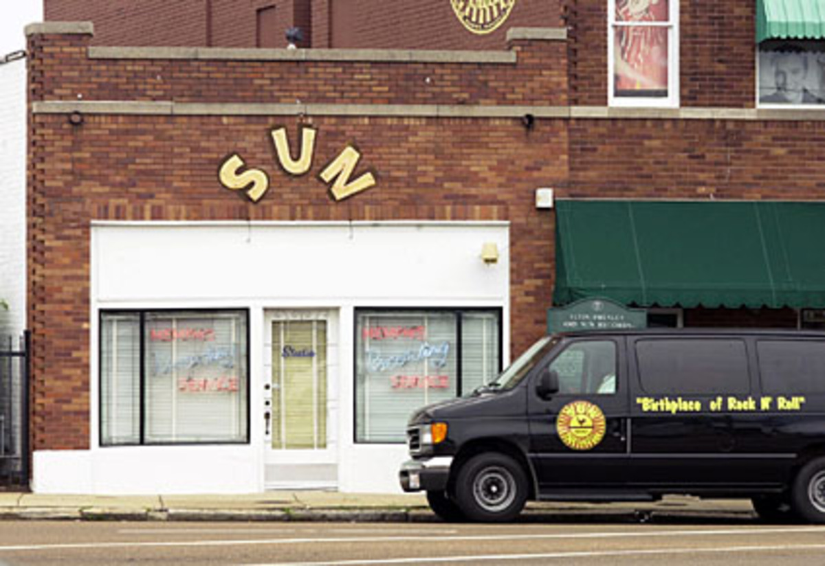 Der Funke sprang nicht sofort über, das Trio quälte sich durch eine Ballade, ohne dass wirklich etwas passierte. Dann sang Presley "That's Allright Mama", und auf einmal ging alles wie von selbst.