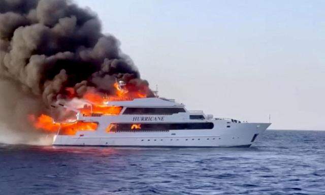 Die Jacht namens „Hurricane“ ging bei Marsa Alam in Flammen auf.