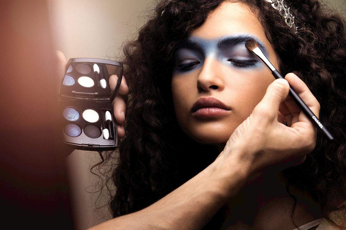 Die Kollektion von Karl Lagerfeld bediente die gesamte Palette an Blautönen und diese Thema wurde auch im Make-up mit der aktuellen Augenkollektion "Blue Rhythm" aufgenommen.