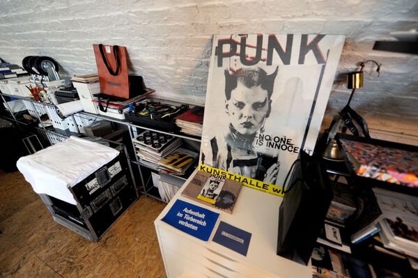 Einen eigenen Bogen bespielen die Visualkünstler 4youreye vulgo Gerald Herlbauer und Eva Bischof-Herlbauer. Ihr Portfolio ist breit: Live-Visuals im Clubkontext bis hin zu Großbildprojektionen, Video Mapping und Projektionen in künstlerischen Bereichen.