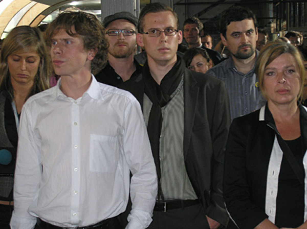 Fassungslosigkeit über das enttäuschende Abschneiden der eigenen Partei. Ein Raunen ging durch die Menge.Nur 1,9 Prozent der Wähler gaben den Liberalen ihr Vertrauen - damit scheiterte die Mission Parlamentseinzug deutlich. Vier Prozent wären nötig gewesen.