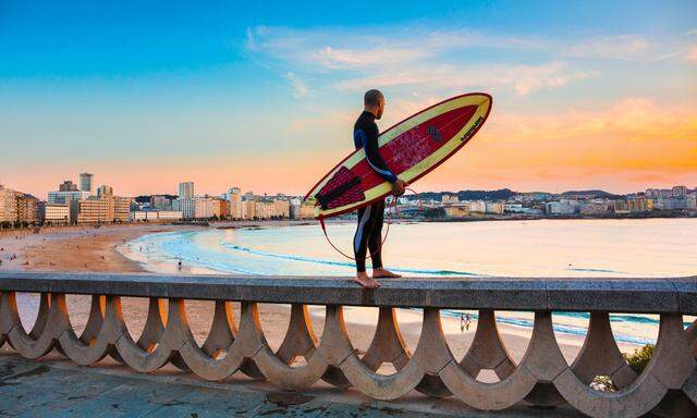 Frisch. Surfer schätzen die Buchten von A Coruña wegen der hohen Atlantikwellen.