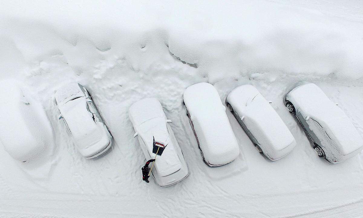 Wird der Schneedruck etwa bei Carports zu hoch und die darunter stehenden Autos werden durch Schnee und Eis beschädigt, dann deckt laut Schernthaner die Teilkasko-Versicherung den Schaden. Tipp des Versicherungsexperten: Man sollte das Fahrzeug in jedem Fall aus der Gefahrenzone bringen.