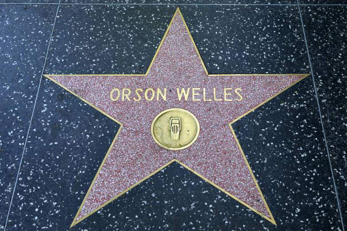 Am 6. Mai würde Orson Welles seinen 100. Geburtstag feiern. Der Schauspieler, Autor und Regisseur wurde 1915 im US-Bundesstaat Wisconsin geboren. Er starb am 10. Oktober 1985 im Alter von 70 Jahren an den Folgen eines Herzinfarkts.Mit der Radioübertragung "The War of the Worlds" (1938) und seinem ersten Spielfilm "Citizen Kane" (1941) schuf er bereits in jungen Jahren wahrlich Großes:
