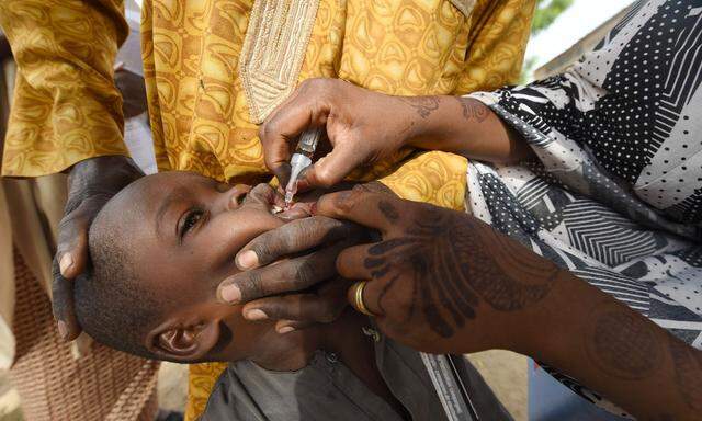 Impfung eines Kindes gegen Polio in Nigeria. Impfkampagnen wurden in vielen Ländern unterbrochen.