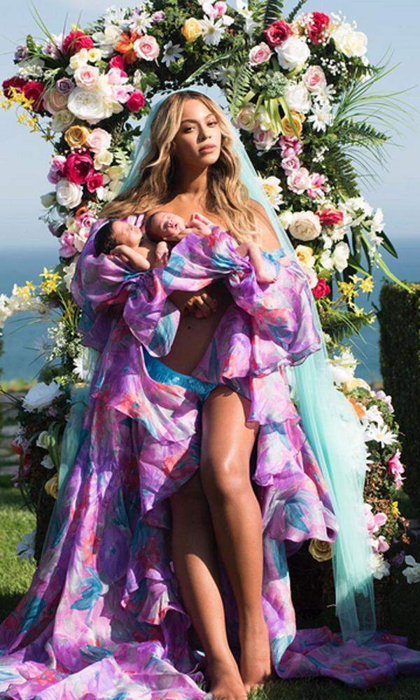 Die karenzierte Sängerin Beyonce (35) hat mit einem Foto erstmals die Geburt ihrer Zwillinge offiziell bestätigt. "Sir Carter und Rumi heute ein Monat alt", schrieb die Musikerin zu dem Bild, das sie auf Instagram postete. Es zeigt Beyonce in einem Garten mit Meerblick in einem bunten Kleid mit blauem Schleier. Auf den Armen trägt sie ihre zwei Babys.  