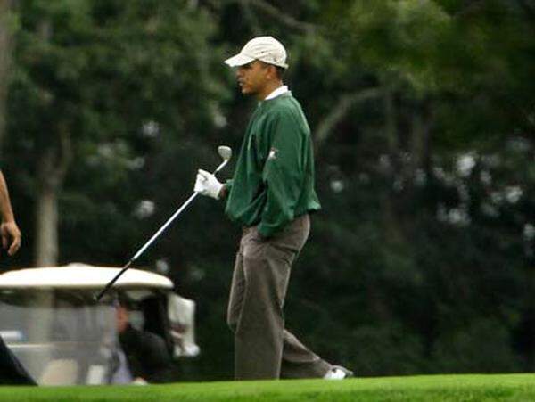 Auch dass der Präsident seine Freizeit gerne auf dem Golfplatz verbringt, oft bis zu fünf Stunden am Tag, sorgte schon des öfteren für bissige Kommentare. Darin unterscheidet sich Obama von seinem Vorgänger George Bush, der das elitäre Golfspiel während des Irak-Kriegs aus Imagegründen aufgegeben hatte.