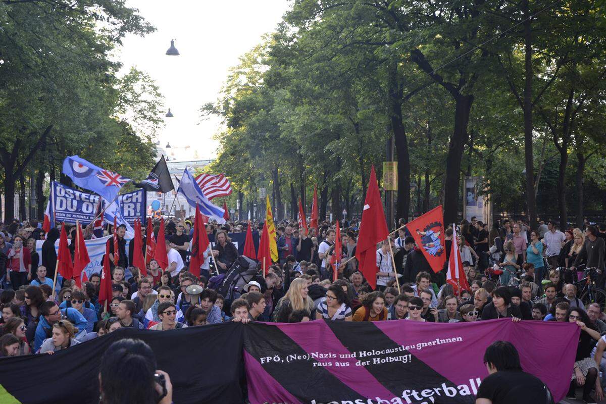 "Heldenplatzverbot für Burschis", forderten die Demonstranten in Sprechchören auf ihrem Weg zum Heldenplatz. Für sie ist klar: Am Tag der bedingungslosen Kapitulation Nazideutschlands soll nicht getrauert werden.
