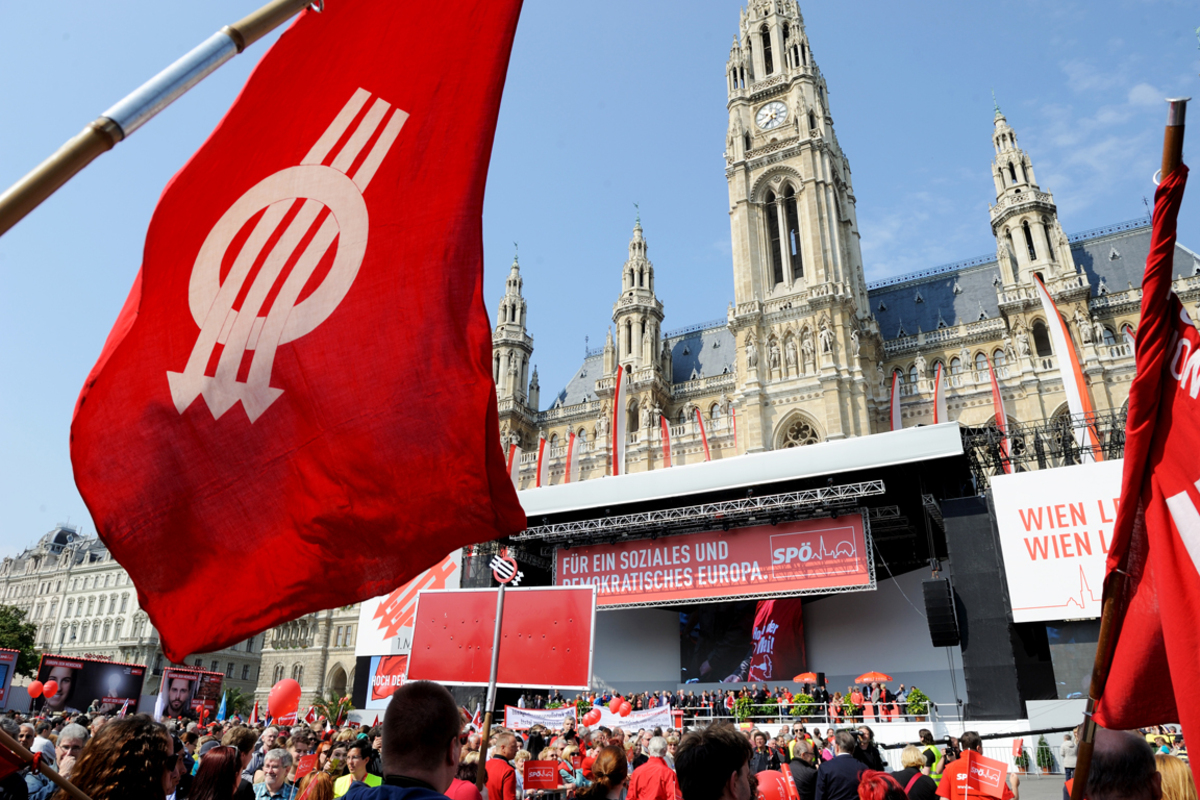 Die Emotionen bleiben trotz Kaiserwetter allerdings eher am Boden. Der Kanzler schafft es nicht, Jubelstürme auszulösen. Der Klatschreigen ist zudem deutlich kürzer als bei "Einpeitscher" Häupl.
