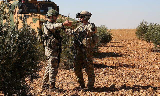 Ein US- und ein türkischer Soldat auf gemeinsamer Patrouille in Manbij.